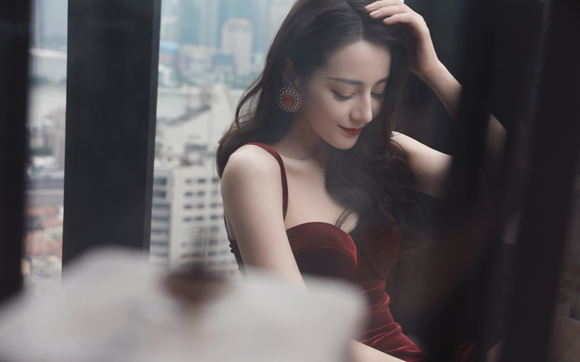 全黑队依靠全员参与防守，极大提升防线稳固性，全黑队服